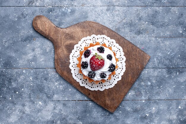 라이트 테이블 케이크 비스킷 달콤한 설탕 사진 베이킹 베리에 크림과 딸기와 상위 뷰 작은 맛있는 케이크