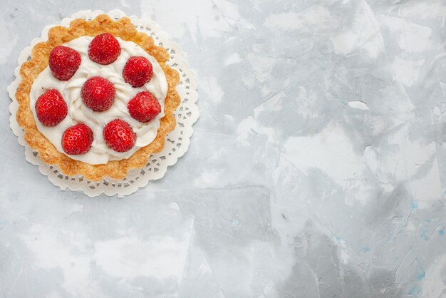 가벼운 바닥 케이크 과일 베리 비스킷 달콤한 크림에 크림과 신선한 빨간 딸기가있는 상위 뷰 작은 맛있는 케이크