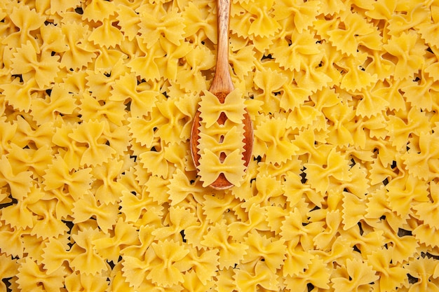 Foto gratuita vista dall'alto piccola pasta cruda pasto alimentare colore molte foto