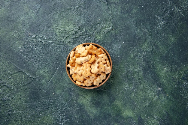 Free photo top view of little salted crackers in bowl