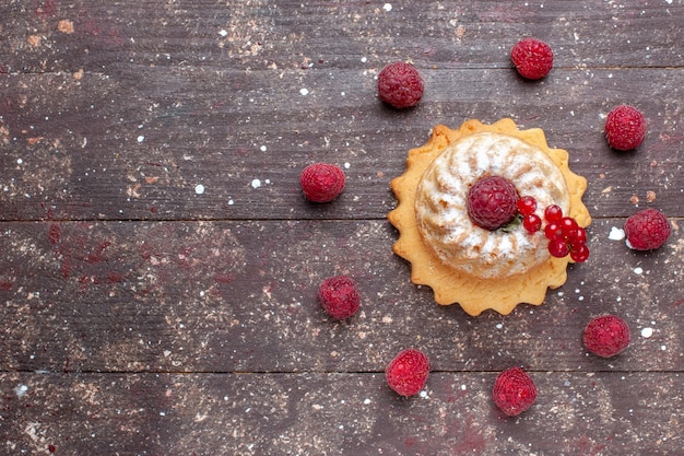 無料写真 トップビュー茶色の背景に砂糖粉ラズベリーとクランベリーの小さなシンプルなケーキベリーフルーツケーキ甘い焼き