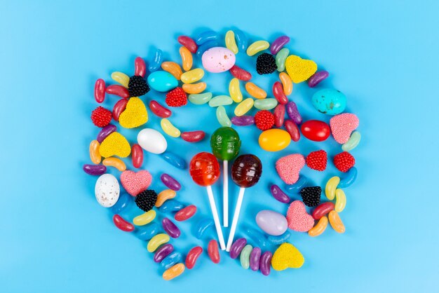 파란색, 사탕 설탕 어린이 무지개에 맛있는 상위 뷰 막대 사탕과 마멀레이드 다채로운
