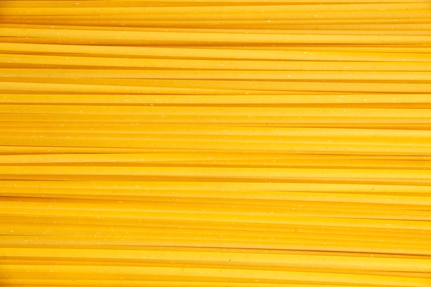 Вид сверху длинная итальянская паста сырая на светлом фоне