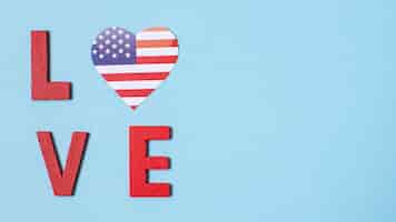 Foto gratuita lettere d'amore vista dall'alto con bandiera degli stati uniti cuore e copia-spazio
