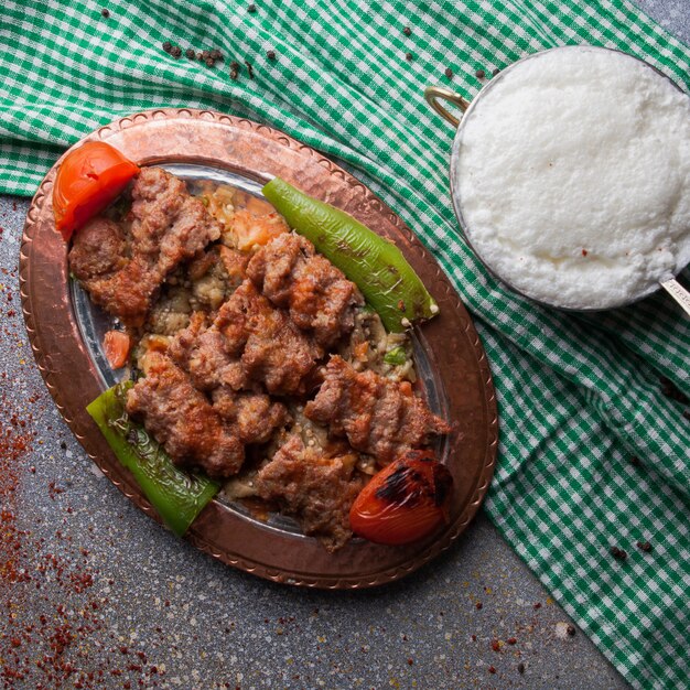 토마토와 종이와 ayran 가지 샐러드에서 상위 뷰 lule 케밥