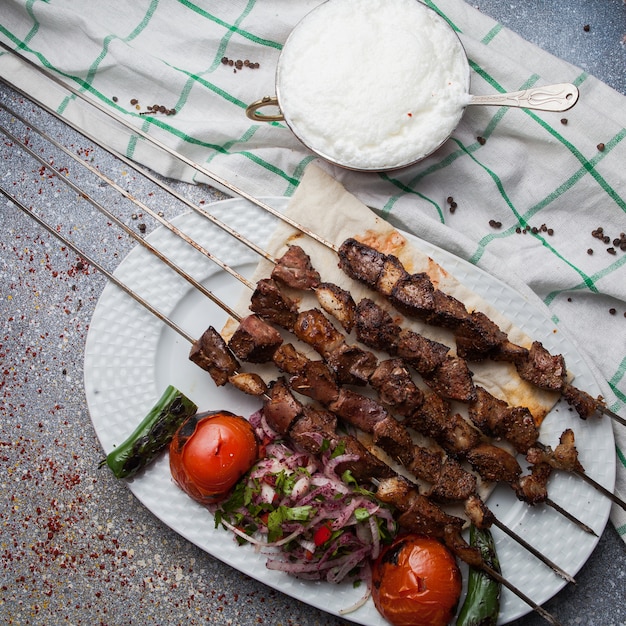 Foto gratuita kebab di lule vista dall'alto con pomodoro e cipolla e ayran