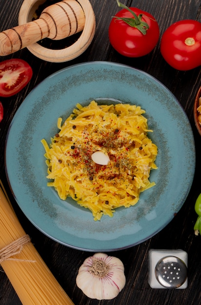 Foto gratuita vista superiore della pasta di maccheroni in zolla con i pomodori