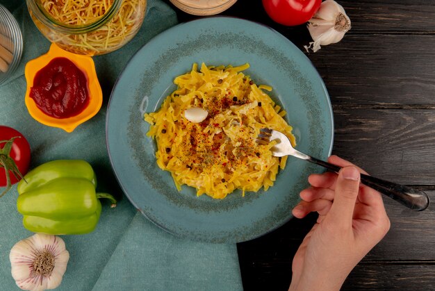 プレートのマカロニパスタのトップビュー