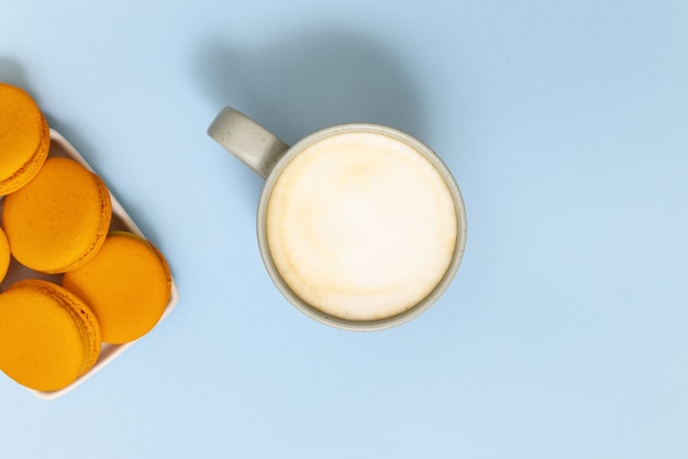 Free photo top view macaroons and coffee cup