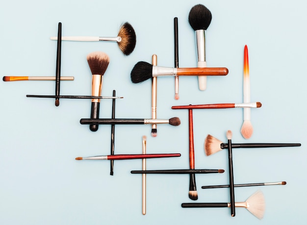 Foto gratuita top view make up brushes