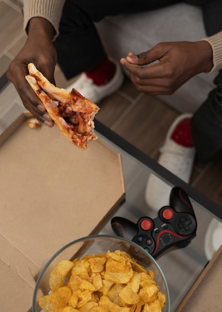 Free photo top view man eating pizza