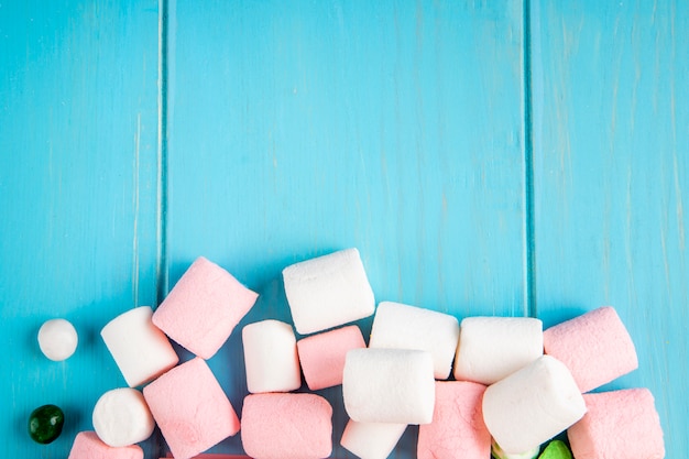 Free photo top view of marshmallow on bottom on blue wooden background with copy space