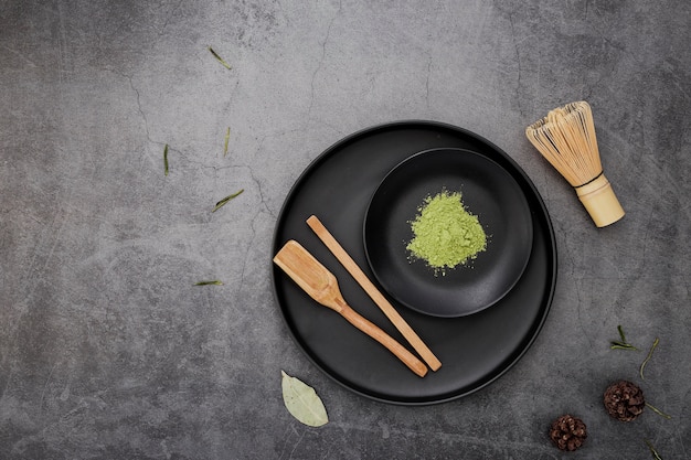 Vista dall'alto di tè matcha in polvere con frusta di bambù