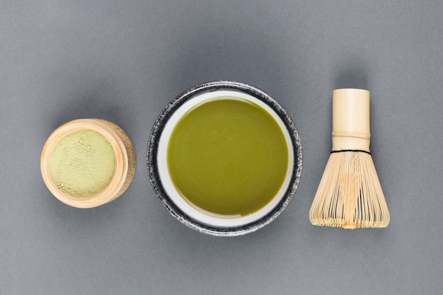 Foto gratuita vista dall'alto della preparazione del tè matcha