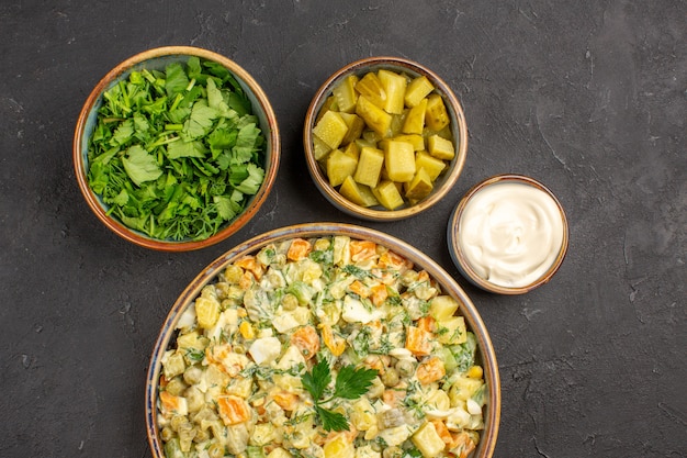 Free photo top view of mayonnaise vegetable salad on dark surface