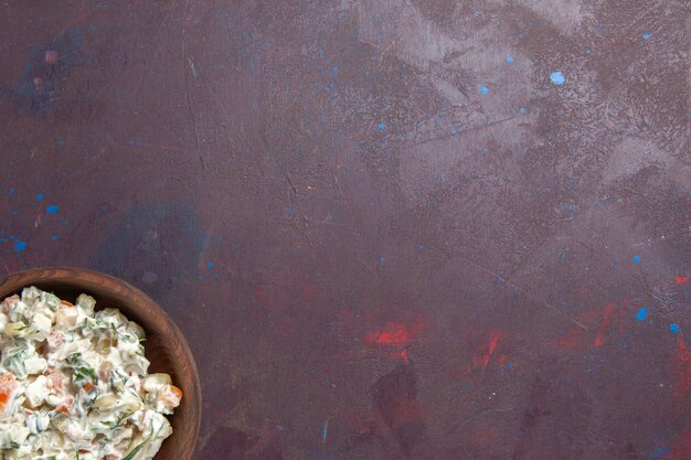 Вид сверху салат майонез с курицей внутри тарелки на темном столе