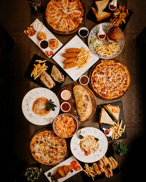 상위 뷰 식사 갈색 표면에 맛있는 맛있는 다른 파이와 요리