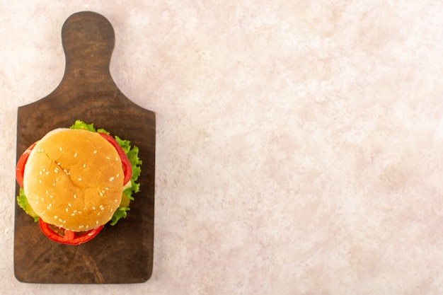 Un hamburger di carne vista dall'alto con verdure, formaggio e insalata verde