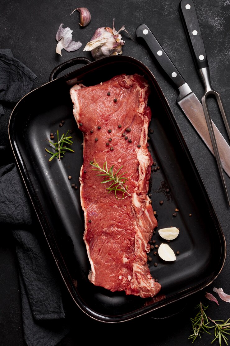 Free Photo top view meat in plate with cutlery