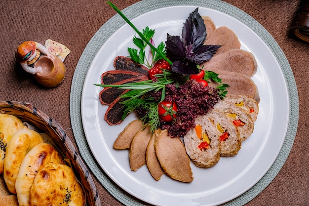 Piatto di carne vista dall'alto con erbe e verdure