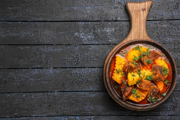 Foto gratuita zuppa di ragù di vista dall'alto con patate e verdure sulla scrivania scura