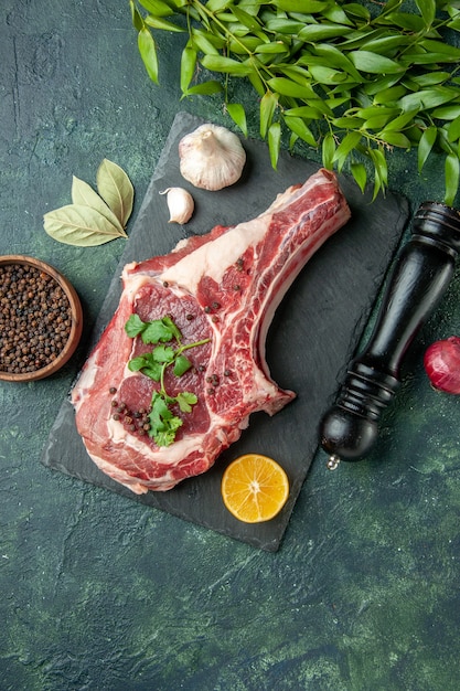 ダークブルーの背景色の食品肉キッチン動物鶏牛肉屋にコショウと塩で上面図肉スライス