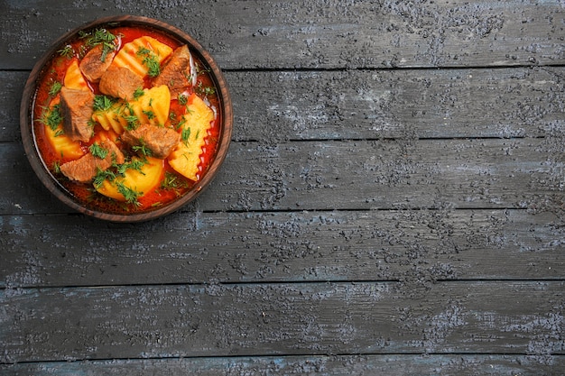 Foto gratuita zuppa di carne vista dall'alto con patate e verdure sulla scrivania scura