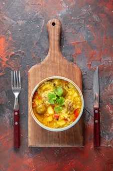 Вид сверху мясной суп с картофелем внутри маленькой тарелки на темно-красном фоне овощная кулинария еда кухня еда блюдо мясной ужин свободное пространство