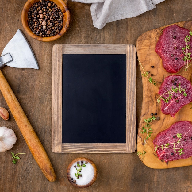 Foto gratuita vista dall'alto di carne con lavagna