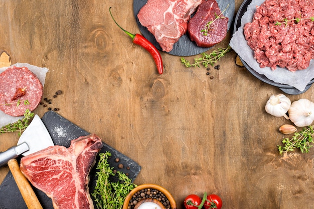 Foto gratuita vista dall'alto di carne con aglio ed erbe