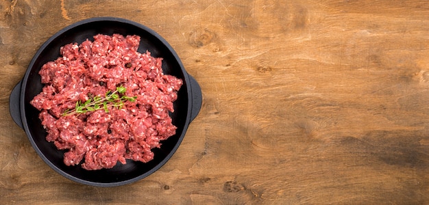 Foto gratuita vista dall'alto di carne con erbe e copia spazio