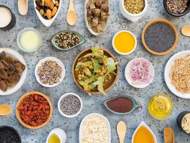 Foto gratuita vista dall'alto di spezie ed erbe medicinali