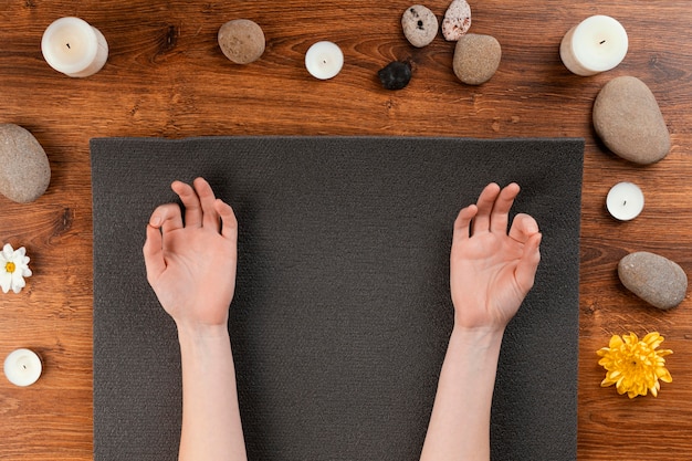 Foto gratuita vista dall'alto della sessione di meditazione