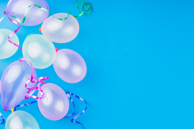 Free photo top view metallic transparent balloons