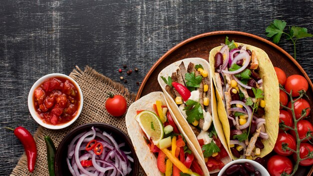 고기와 야채와 함께 상위 뷰 멕시코 음식