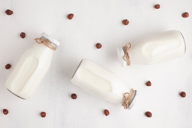 Вид сверху бутылки молока и орехового фона