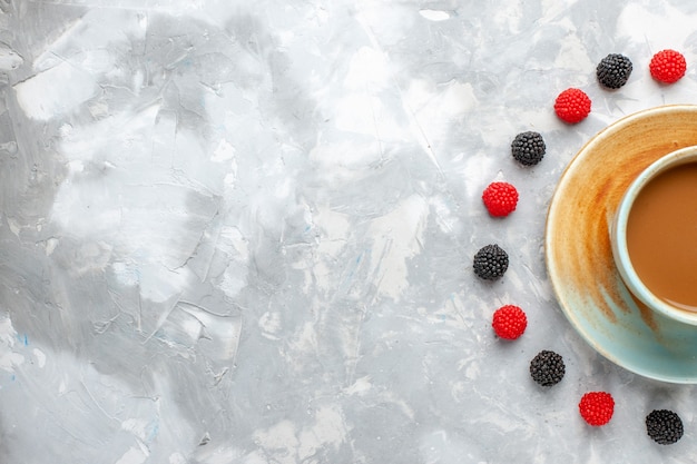 Бесплатное фото Вид сверху молочный кофе с ягодами конфитюра на белом фоне пить молочные конфеты сладкие