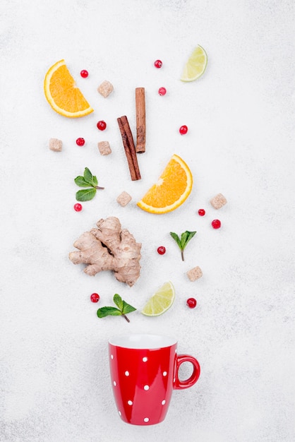 Foto gratuita vista dall'alto assortimento minimalista di diversi ingredienti