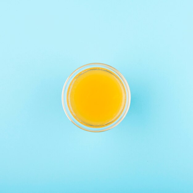 柑橘類のジュースとトップビューミニマリストガラス