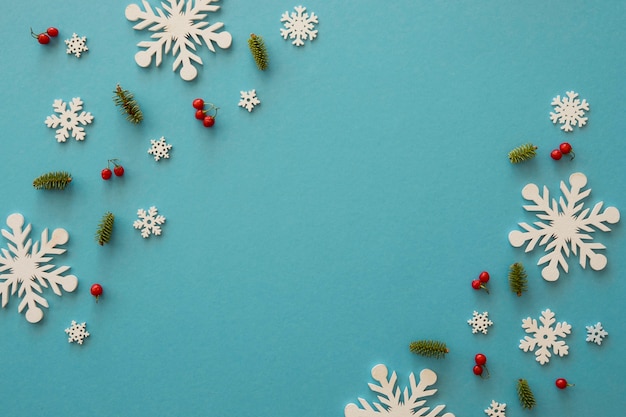 Free photo top view minimalist white snowflakes and mistletoe