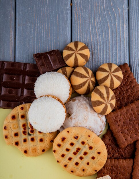 Top view mix of cookies with chocolate and gingerbread cookies on a table