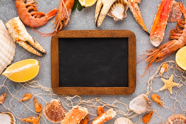 Бесплатное фото Вид сверху микс вкусных морепродуктов на столе
