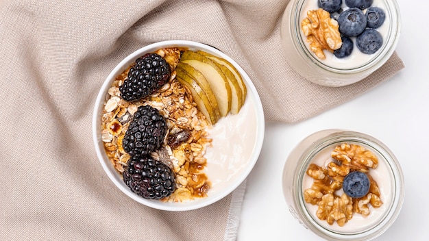 Vista dall'alto mix di yogurt con avena e frutta