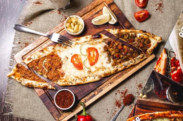 Вид сверху смешанного pide с мясным фаршем и сыром