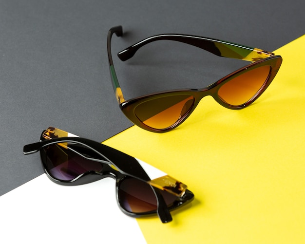 Вид сверху современные черные солнцезащитные очки пара на желто-черном фоне, изолированные зрение очки элегантность