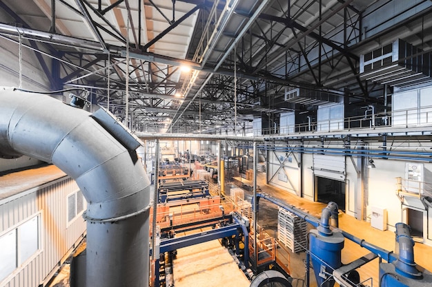 Вид сверху на современный действующий завод по производству оборудования для тяжелой промышленности из стеклопластика, концепция металлообрабатывающего цеха