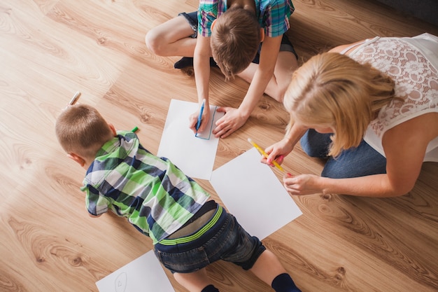 Foto gratuita vista dall'alto del disegno della madre con i suoi bambini