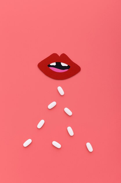Вид сверху формы рта с таблетками