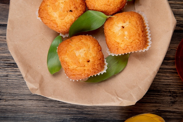 Vista dall'alto di muffin su una carta marrone artigianale su rustico