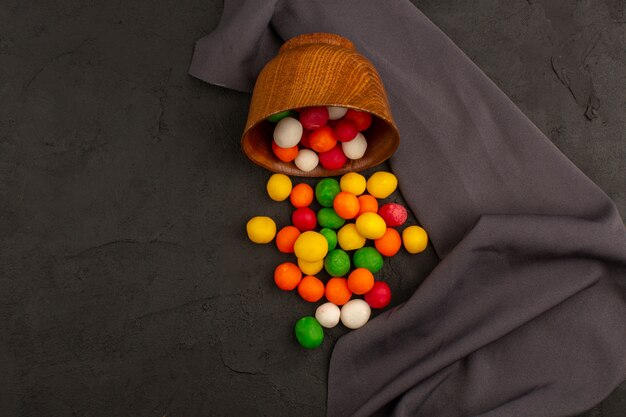 вид сверху разноцветные конфеты вкуснятина на темноте